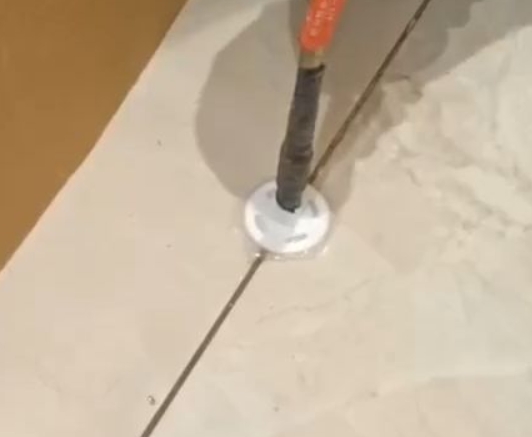 怀远瓷砖空鼓维修公司专业解答瓷砖在铺贴过程中，如果没有涂抹均匀到位的粘结材料（如水泥砂浆或瓷砖胶），可能会导致以下问题