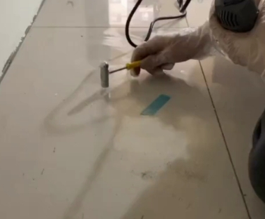 怀远瓷砖开裂维修公司专业分享瓷砖在铺贴前如果没有沥干水分，将会导致以下问题